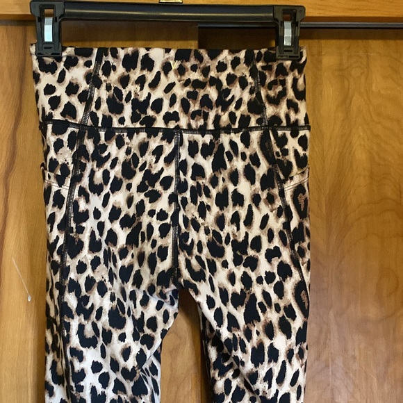 Victoria's Secret Incredible Essential High Rise Legging - Picture 4 of 7